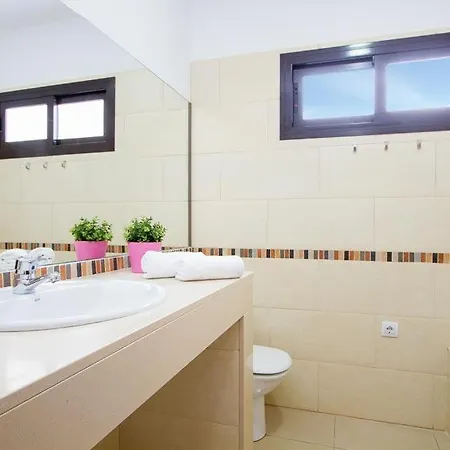 Playa Blanca Sleeps 6 Pool Air Con Wifi *